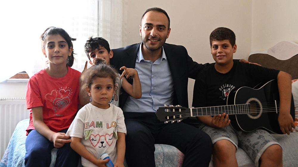 Başkan Vekili Karadeniz’den Efe’ye Gitar Sürprizi