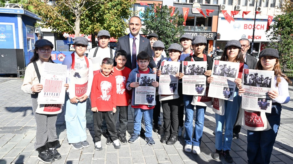 Gaziosmanpaşa’da Cumhuriyet’in 102. Yılına Özel Gazete Dağıtıldı 